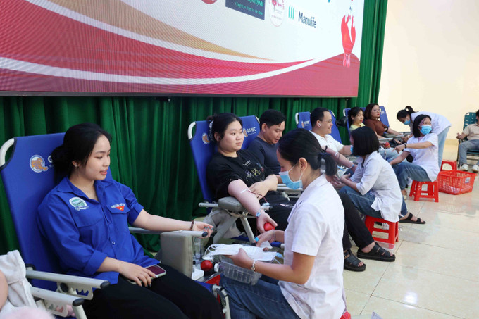 Cán bộ, viên chức, người lao động, đoàn viên, thanh niên, sinh viên và nhân dân hiến máu tại chương trình.