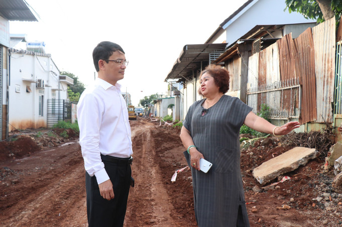 Bí thư Đảng ủy phường Ea Kao Đặng Gia Duẩn lắng nghe ý kiến của nhân dân. Ảnh: Tuấn Anh/TTXVN Bí thư Đảng ủy phường Ea Kao Đặng Gia Duẩn lắng nghe ý kiến của nhân dân. Ảnh: Tuấn Anh/TTXVN