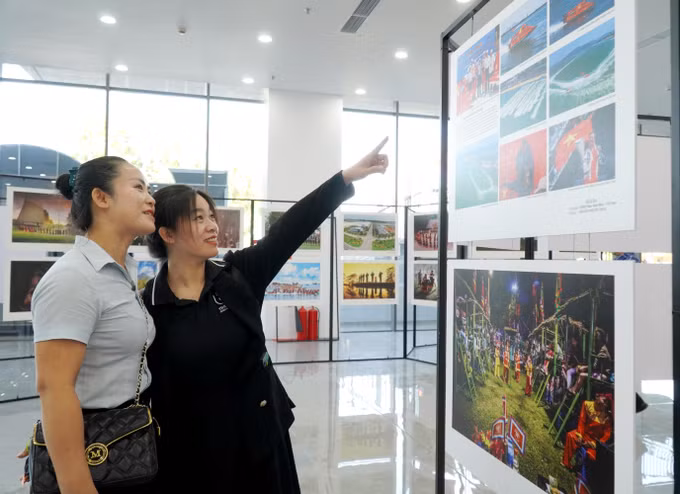 Đại biểu tham quan khu vực triển lãm ảnh.