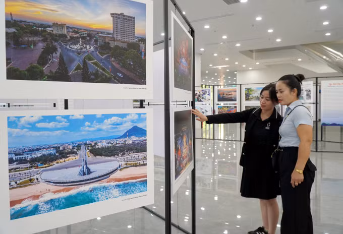 Đại biểu tham quan khu vực triển lãm ảnh.
