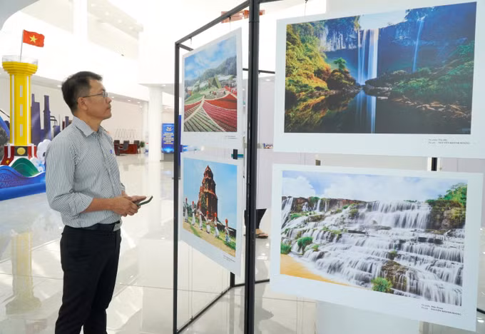 Các đại biểu tham quan khu vực triển lãm ảnh.