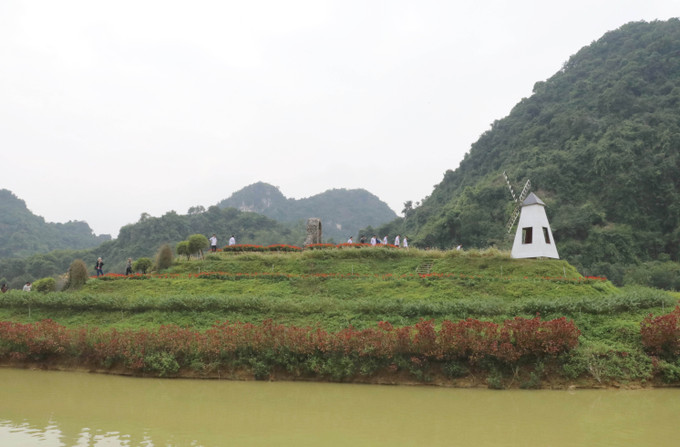 Hơn 30 giống hoa khác nhau được trồng theo từng mùa tại Khu du lịch sinh thái Thung Nham, tỉnh Ninh Bình.