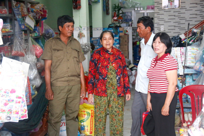 Cán bộ đến từng nhà tuyên truyền về ngày bầu cử cho cử tri vùng đồng bào dân tộc thiểu số tại xã Bắc Bình (Lâm Đồng).
