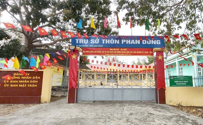 Khu vực Tổ bầu cử tại thôn Phan Dũng, xã Tuy Phong (Lâm Đồng), nơi thuần đồng bào Raglai sinh sống đã sẵn sàng cho Ngày bầu cử.