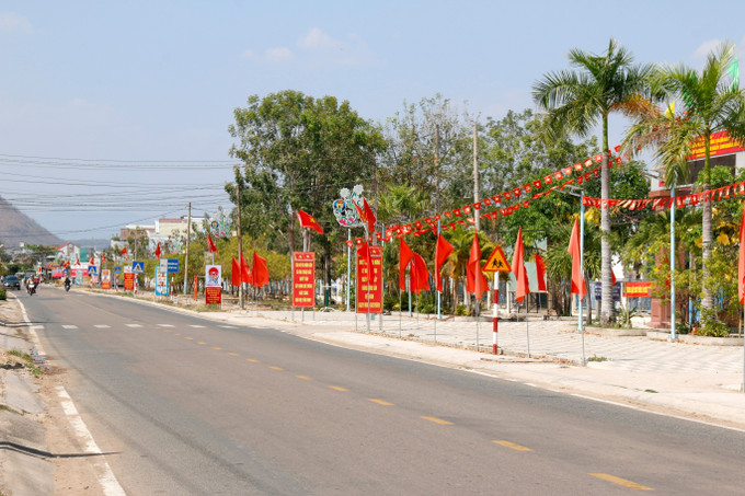 Trang hoàng cờ hoa rực rỡ tuyên truyền cho ngày bầu cử tại xã Hàm Thuận Bắc (Lâm Đồng), nơi có đông đồng bào Chăm và Raglai sinh sống.