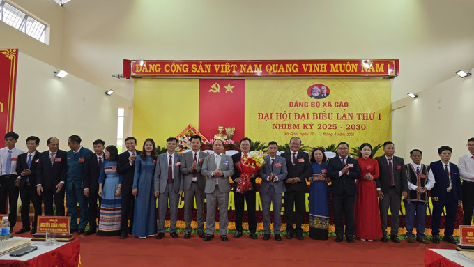 Ban Chấp hành Đảng bộ xã Gào, tỉnh Gia Lai, nhiệm kỳ 2025-2030 ra mắt Đại hội. Ảnh: Hồng Điệp - TTXVN Ban Chấp hành Đảng bộ xã Gào, tỉnh Gia Lai, nhiệm kỳ 2025-2030 ra mắt Đại hội. Ảnh: Hồng Điệp - TTXVN