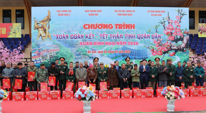 Lãnh đạo Quân khu 2 và lãnh đạo tỉnh Điện Biên thăm hỏi, tặng quà Tết cho người dân tại ngày hội. Ảnh: Trung Kiên/TTXVN