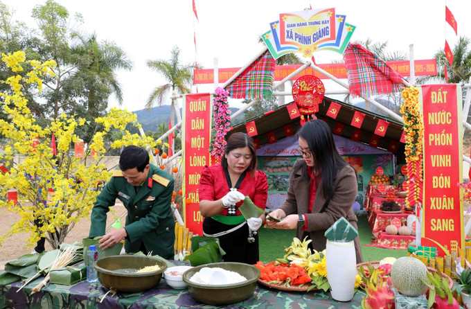 Đội thi xã Phình Giàng trong phần thi gói bánh chưng. Ảnh: Trung Kiên/TTXVN