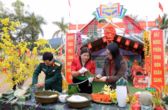 Đội thi xã Phình Giàng trong phần thi gói bánh chưng. Ảnh: Trung Kiên/TTXVN