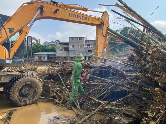 Việc tháo gỡ hàng trăm búi tre mắc tại cầu mất rất nhiều thời gian và công sức. Việc tháo gỡ hàng trăm búi tre mắc tại cầu mất rất nhiều thời gian và công sức.
