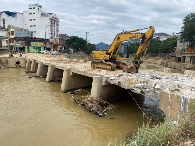 Ngày 22/10, cây cầu ngầm bắc qua Sông Hiến, phương Thục Phán, tỉnh Cao Bằng chính thức bị dỡ bỏ. Ngày 22/10, cây cầu ngầm bắc qua Sông Hiến, phương Thục Phán, tỉnh Cao Bằng chính thức bị dỡ bỏ.