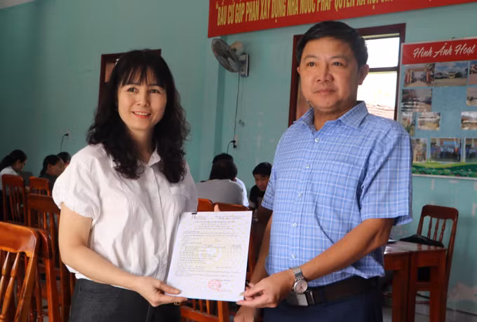 Lãnh đạo xã Bình Sơn (Quảng Ngãi) trao đăng ký hộ kinh doanh cho người dân.