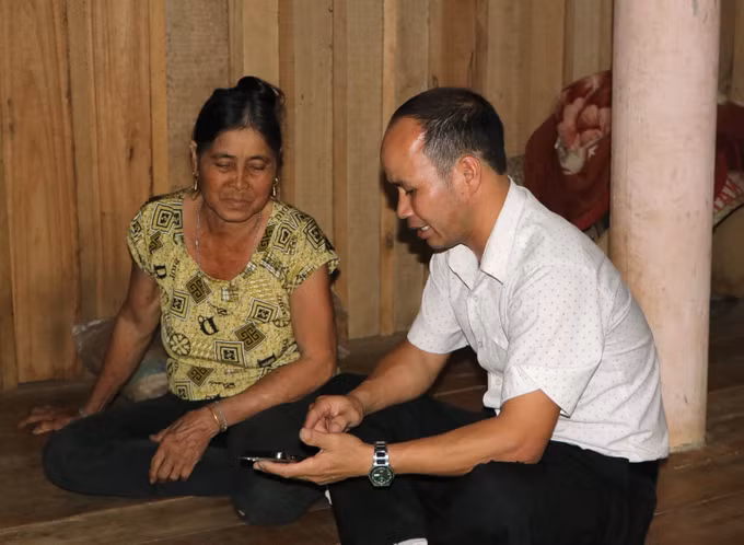 Cán bộ xã Ba Tô (Quảng Ngãi) hướng dẫn người dân sử dụng các dịch vụ công trực tuyến, thanh toán không dùng tiền mặt...