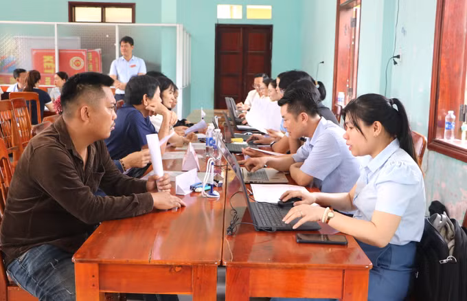 Chiến dịch “Ngày thứ 7 hành chính lưu động” tại xã Bình Sơn với sự tham gia của hơn 30 cán bộ, công chức, viên chức xã.