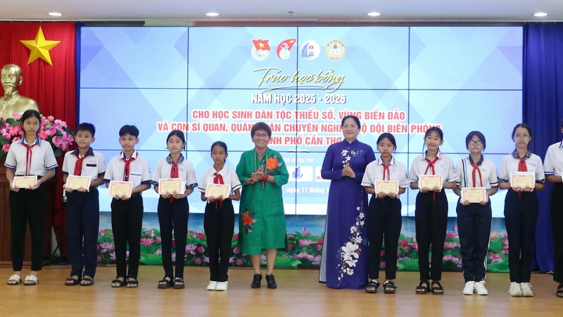 Tiếp sức đến trường cho học sinh vùng biển đảo và dân tộc thiểu số