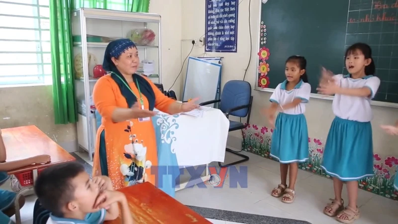 Giữ lửa tri thức cho học sinh dân tộc Chăm vùng biên giới