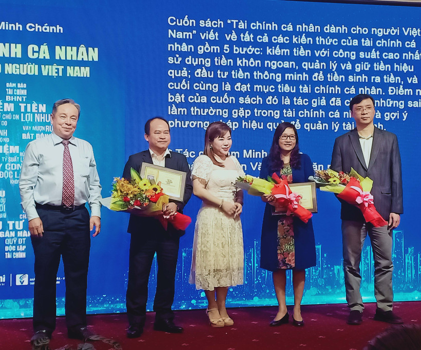 Công bố Top 10 tựa sách, bộ sách do bạn đọc báo Doanh nhân Sài Gòn bình chọn