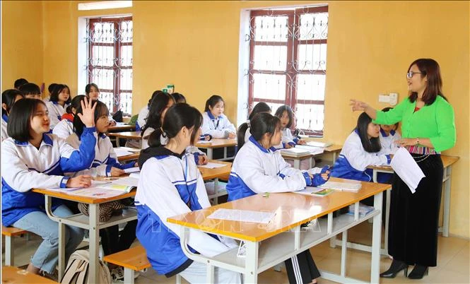 Cô giáo Hà Ánh Phượng trong giờ học môn Tiếng Anh. Ảnh: Trung Kiên - TTXVN