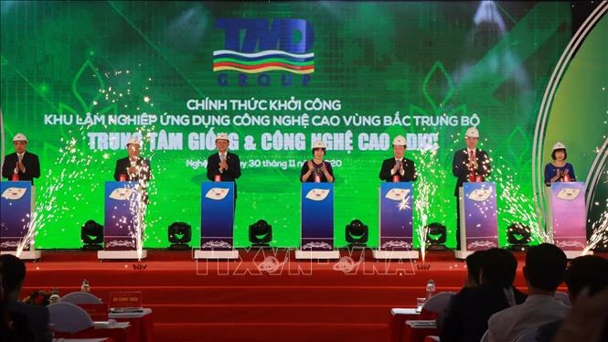 Các đại biểu bấm nút khởi công Trung tâm giống và công nghệ cao thuộc Khu lâm nghiệp ứng dụng công nghệ cao Bắc Trung bộ. Ảnh: Tá Chuyên – TTXVN