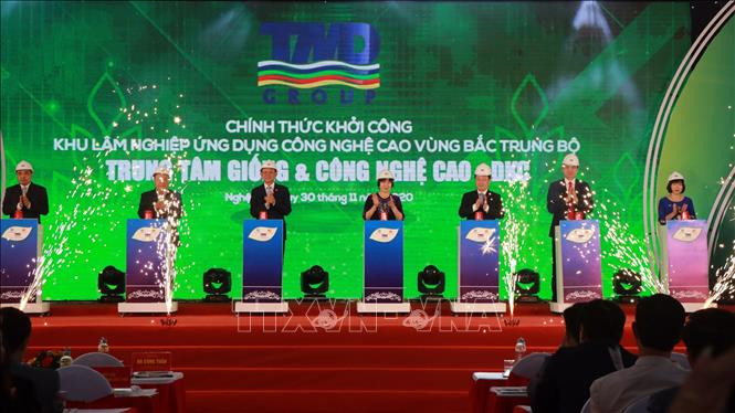 Các đại biểu bấm nút khởi công Trung tâm giống và công nghệ cao thuộc Khu lâm nghiệp ứng dụng công nghệ cao Bắc Trung bộ. Ảnh: Tá Chuyên – TTXVN