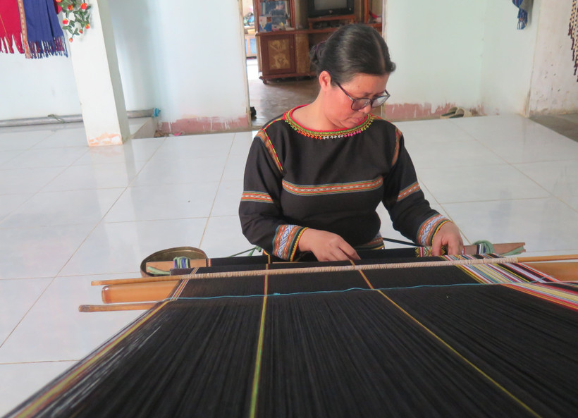 Nghệ nhân Y Thúy, thôn Đak KRăk, xã Hòa Bình, thành phố Kon Tum là một trong những nghệ nhân dệt thổ cẩm “gạo cội” tại Kon Tum. Ảnh: Dư Toán – TTXVN
