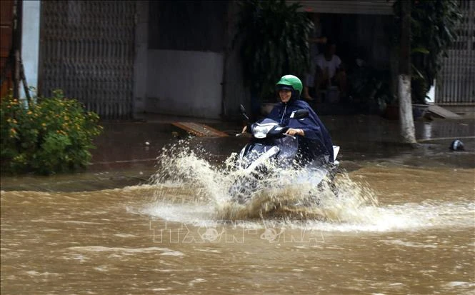 Ngập cục bộ trên đường Nhạc Sơn, thành phố Lào Cai, khiến các phương tiện tham gia giao thông gặp nhiều khó khăn. Ảnh: Quốc Khánh - TTXVN
