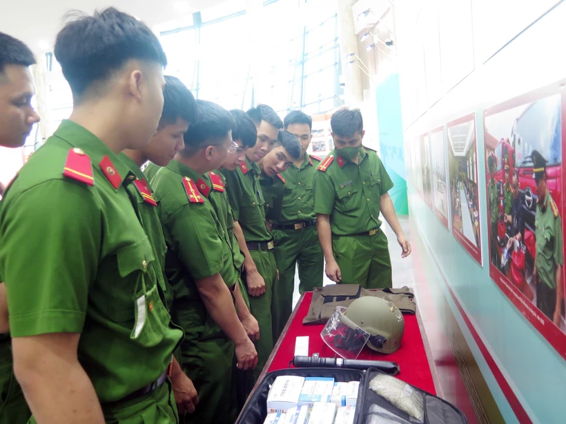 Các đại biểu cắt băng khai mạc triển lãm. Ảnh: Quân Trang-TTXVN 