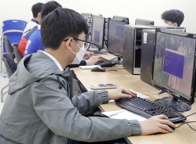Thí sinh làm bài tại Hội thi Hội thi Tin học trẻ tỉnh Bắc Giang lần thứ XXV - năm 2022. Ảnh: Đồng Thúy-TTXVN