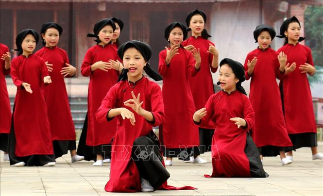Các câu lạc bộ Hát Xoan thể hiện các chặng hát tại Liên hoan. Ảnh: Trung Kiên - TTXVN