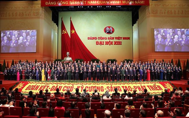 Ban Chấp hành Trung ương Đảng khóa XIII ra mắt Đại hội. Ảnh: TTXVN