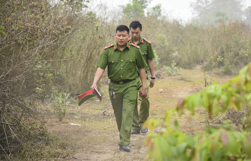 Trung úy Thào A Khư và đồng đội trên đường xuống cơ sở. Ảnh: Xuân Tư - TTXVN