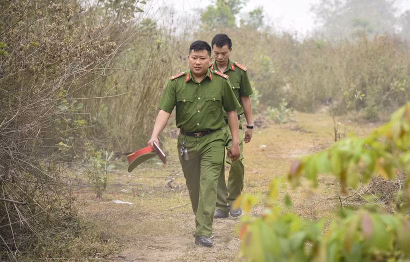 Trung úy Thào A Khư và đồng đội trên đường xuống cơ sở. Ảnh: Xuân Tư - TTXVN
