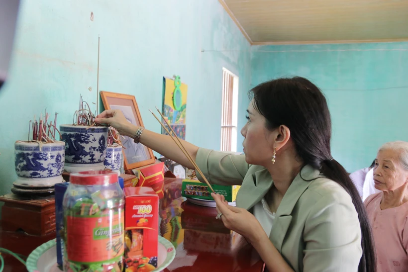 Phó Chủ tịch UBND tỉnh Lạng Sơn Đoàn Thu Hà thắp hương liệt sĩ Trịnh Ngọc Điệp tại khu Thống Nhất, thị trấn Nông trường Thái Bình, huyện Đình Lập. Ảnh: Anh Tuấn – TTXVN