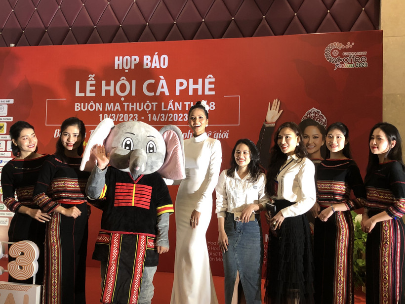Nông dân thu hái cà phê phục vụ chế biến xuất khẩu. Ảnh: TTXVN phát 