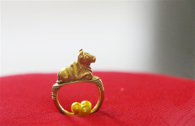  Đại biểu tham quan, khám phá vẻ đẹp của nhẫn Nandin Giồng Cát (niên đại thế kỷ V Trước Công Nguyên) - bảo vật quốc gia hiện đang hiện được trưng bày, lưu giữ tại Nhà trưng bày Văn hóa Óc Eo, huyện Thoại Sơn, tỉnh An Giang. Ảnh: Công Mạo - TTXVN 