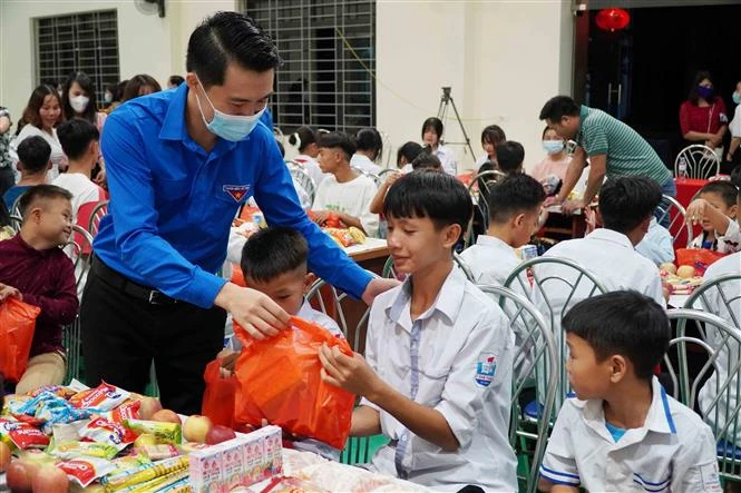 Tỉnh Đoàn Lai Châu tặng quà cho các em học sinh vui Tết Trung thu. Ảnh: Nguyễn Oanh-TTXVN. 