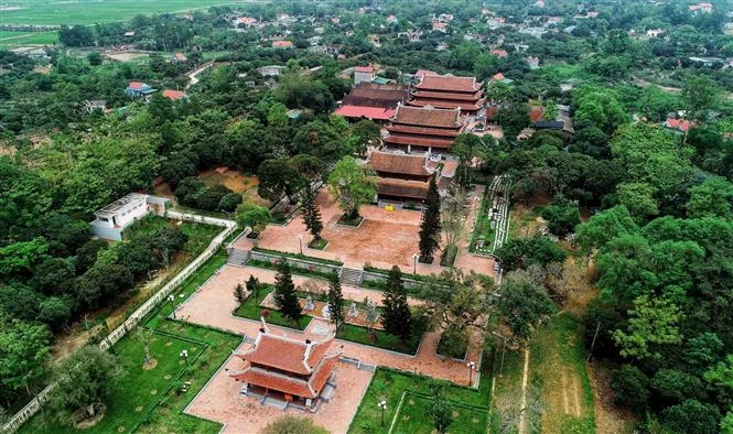 Chùa Quỳnh Lâm toạ lạc trên núi Tiên Du, thuộc Khu di tích lịch sử nhà Trần (thị xã Đông Triều, Quảng Ninh). Chùa được khởi dựng từ thời Lý, mở mang vào thời Trần. Pháp Loa - vị Tổ thứ hai của Thiền phái Trúc Lâm đã cho xây dựng và mở mang chùa thành một 