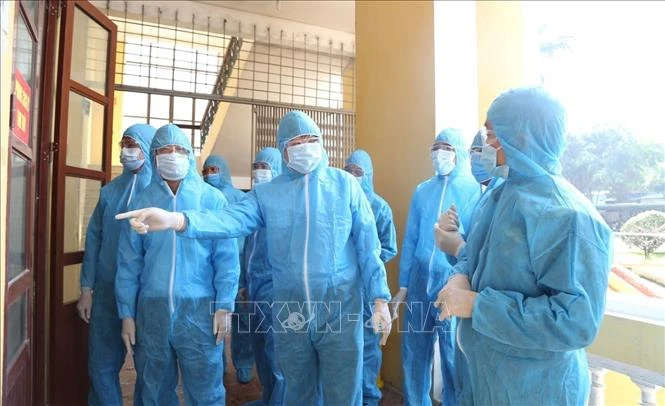 Kiểm tra công tác cách ly y tế tại khu cách ly tập trung. Ảnh: Nguyễn Chinh - TTXVN