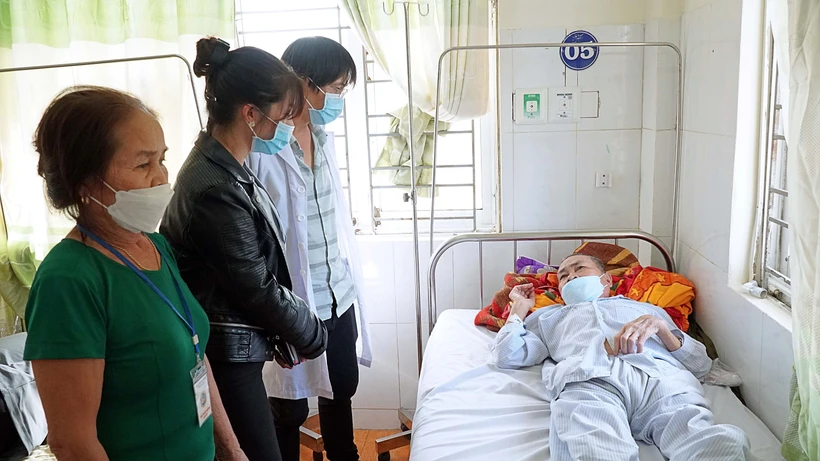 Cán bộ Giám định Bảo hiểm xã hội tỉnh Gia Lai phối hợp với Bệnh viện thăm hỏi kết hợp giám định, thanh toán chi phí khám chữa bệnh cho người bệnh tham gia bảo hiểm y tế. Ảnh: Hoài Nam – TTXVN