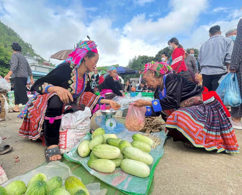 Bà con dân tộc Mông ở xã Tả Lèng (huyện Tam Đường) mang nông sản xuống bày bán tại chợ phiên San Thàng, thành phố Lai Châu. Ảnh: Đinh Thùy-TTXVN