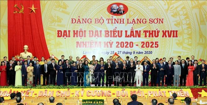Đồng chí Phạm Minh Chính, Ủy viên Bộ Chính trị, Bí thư Trung ương Đảng, Trưởng ban Tổ chức Trung ương tặng hoa chúc mừng Ban Chấp hành Đảng bộ tỉnh Lạng Sơn khóa XVII, nhiệm kỳ 2020 - 2025. Ảnh: Thái Thuần