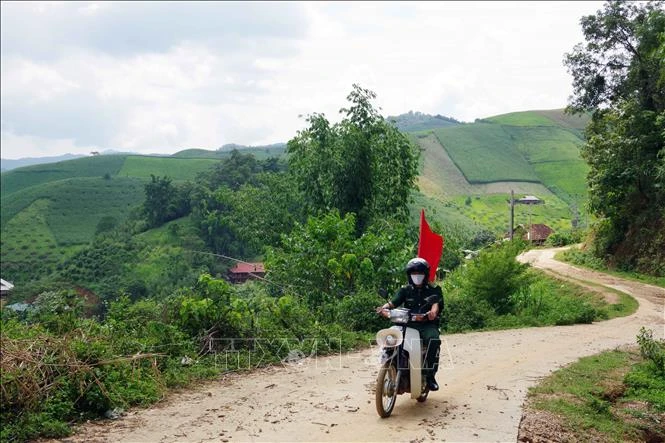 Cán bộ Đồn biên phòng Chiềng On, Bộ Chỉ huy Bộ đội Biên phòng tỉnh Sơn La, sử dụng xe máy lưu động để tuyên truyền về dịch bệnh COVID-19. Ảnh: Hữu Quyết - TTXVN 