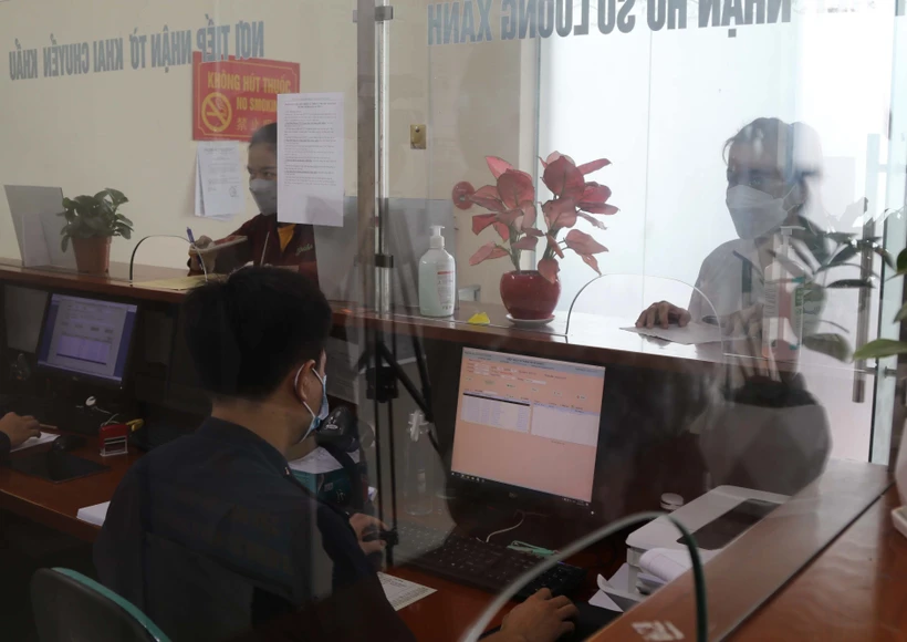 Hải quan cửa khẩu Tân Thanh kiểm tra dữ liệu khai báo trên phần mềm Cửa khẩu số. Ảnh: Quang Duy - TTXVN