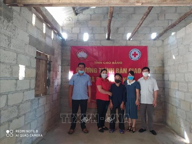 Bàn giao nhà Đại đoàn kết, Nhà nhân ái cho các hộ nghèo tại hai xã An Lạc, Thống Nhất, huyện Hạ Lang, tỉnh Cao Bằng. Ảnh: Chu Hiệu -TTXVN 