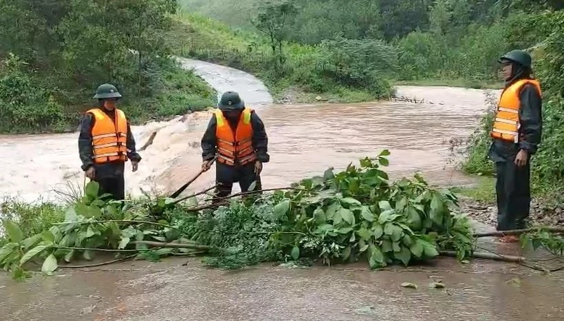 Tổ công tác Đồn Biên phòng Ra Mai, Bộ đội biên phòng Quảng Bình chốt chặn các ngầm tràn, tuyến đường giao thông dễ sạt lở, tiềm ẩn nguy hiểm, tuyên truyền người dân không qua lại nhằm đảm bảo an toàn. Ảnh: TTXVN phát