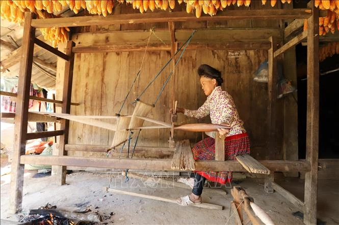 Nghề dệt thổ cẩm là một trong những nét văn hóa lâu đời, đặc sắc nhất của người Mông ở Yên Bái. Ảnh: Tiến Khánh - TTXVN 