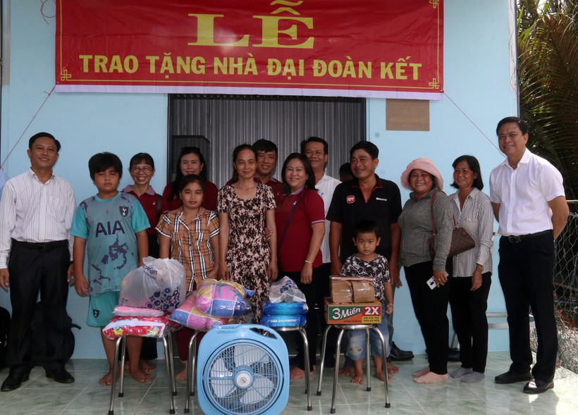 Tặng quà cho gia đình anh Vương Vĩnh Đình ngụ ấp Vĩnh Phú, xã Vĩnh Hòa Phú, huyện Châu Thành (Kiên Giang) tổ chức trao nhà đại đoàn kết cho hộ nghèo Vương Vĩnh Đình . Ảnh: Lê Sen - TTXVN 