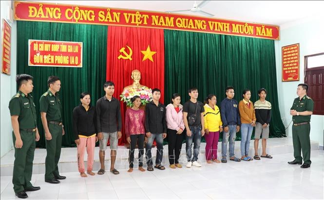 Lãnh đạo Đồn biên phòng Ia O, Bộ đội biên phòng tỉnh Gia Lai làm thủ tục trao trả các nạn nhân cho gia đình sau khi hỗ trợ đưa họ từ cửa khẩu Mộc Bài - Tây Ninh về. Ảnh: Hồng Điệp - TTXVN