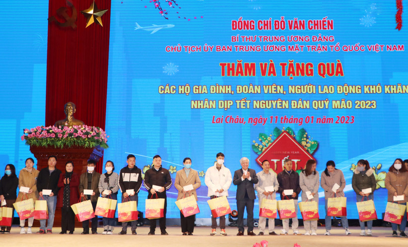 Bí thư Trung ương Đảng, Chủ tịch Ủy ban Trung ương Mặt trận Tổ quốc Việt Nam Đỗ Văn Chiến tặng quà cho các đoàn viên, người lao động có hoàn cảnh khó khăn. Ảnh: Nguyễn Oanh - TTXVN