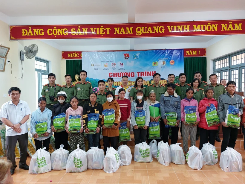 Trao tặng quà cho đồng bào dân tộc thiểu số và học sinh có hoàn cảnh khó khăn tại xã Ngọc Tem, huyện Kon Plông, tỉnh Kon Tum. Ảnh: Khoa Chương - TTXVN 